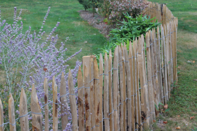 Ganivelles dans le jardin